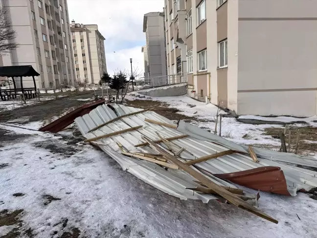 Ardahan'da Fırtına Etkili: Binaların Çatıları Uçtu