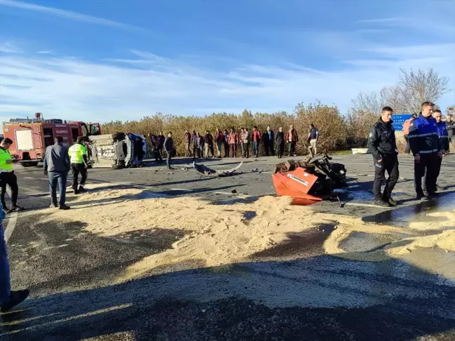 Çanakkale'de Minibüs ile Traktör Çarpıştı, 2 Yaralı