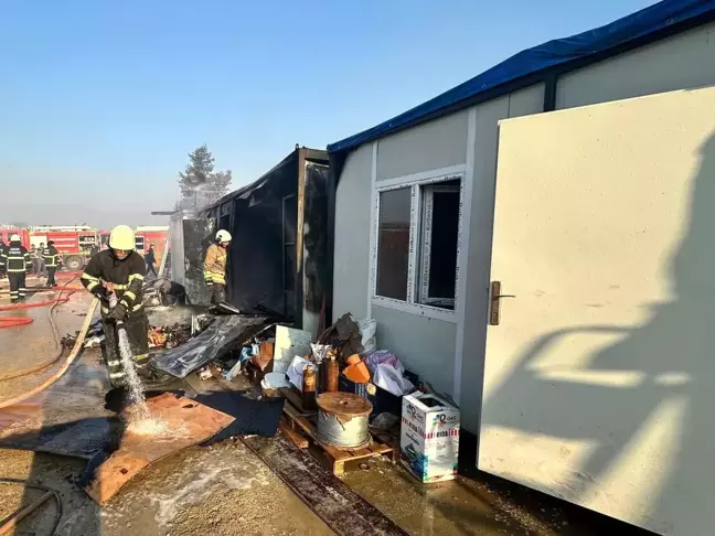 Hatay'da İnşaat Şantiyesinde Yangın: 4 Konteyner Kullanılmaz Hale Geldi