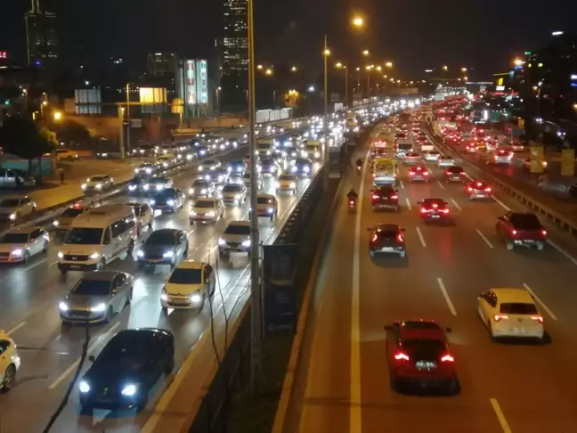 İstanbul'da akşam saatlerinde trafik yoğunluğu yaşanıyor