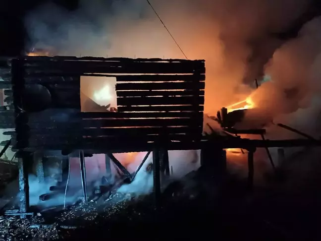 Kastamonu’da Yangın: 2 Katlı Ahşap Ev Küller İçinde