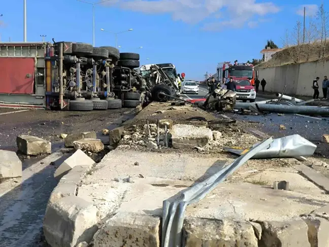 Tekirdağ'da Tır Kaza Yaptı, Sürücü Yaralandı