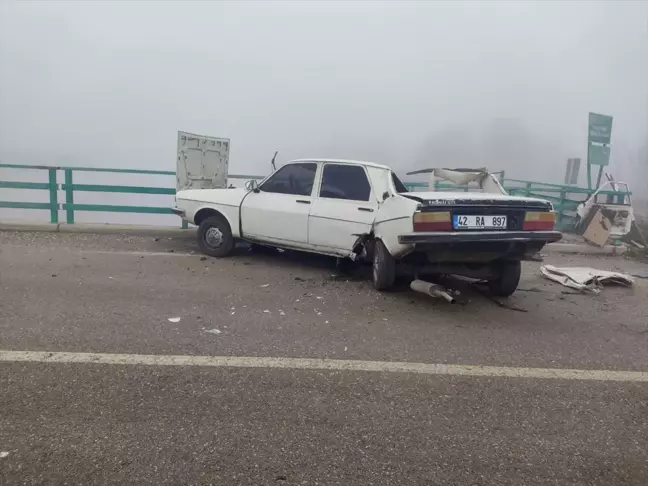 Seydişehir'de Otomobil Bariyerlere Çarptı: 2 Yaralı