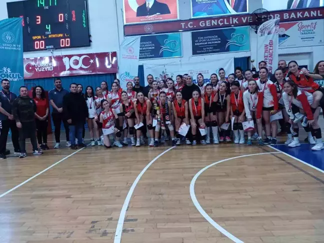 Düzce'de Okul Sporları Genç A Kızlar Voleybol Müsabakaları Sonuçlandı