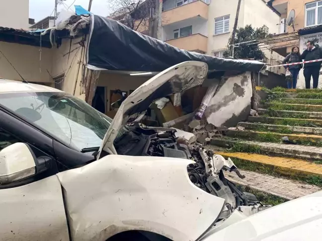 Ataşehir'de Kontrolden Çıkan Araç Kazası: 3 Yaralı