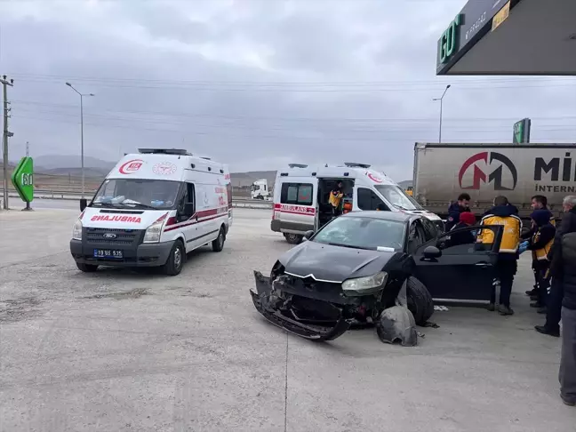 Çorum'da Otomobil Akaryakıt İstasyonuna Çarptı: 3 Yaralı