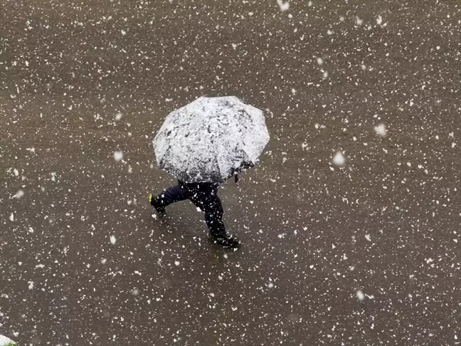 Bingöl'ün Karlıova İlçesinde Kar, Ulaşımı Olumsuz Etkiliyor