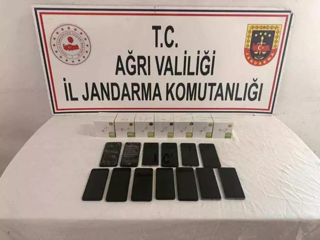 Ağrı'da Kaçakçılıkla Mücadele: 13 Cep Telefonu ve 14 Kulaklık Ele Geçirildi