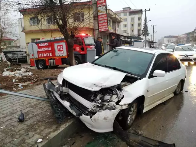 Adıyaman'da Minibüs ile Otomobil Çarpıştı: 3 Yaralı