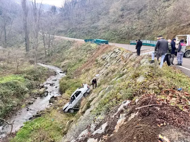 Akçaabat'ta Otomobil Dere Yatağına Devrildi: 4 Yaralı