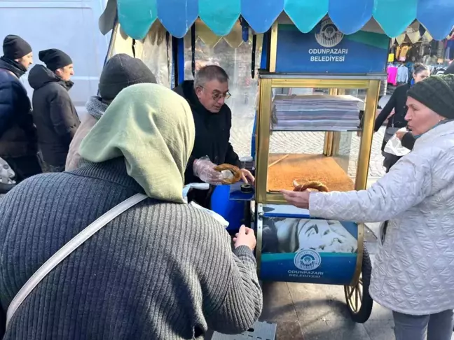 Eskişehir'de Hayırseverden 500 Simit Dağıtıldı