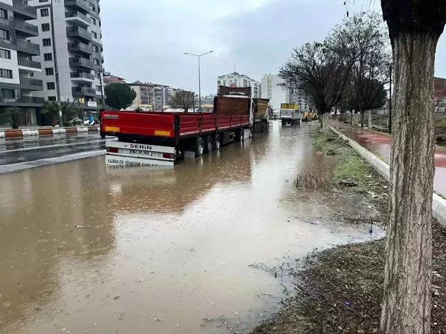 Aydın'da Kuvvetli Sağanak Yağış Karayolunu Göle Çeviriyor