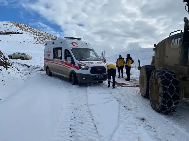 Siirt'te Kar Nedeniyle Mahsur Kalan Ambulans Kurtarıldı