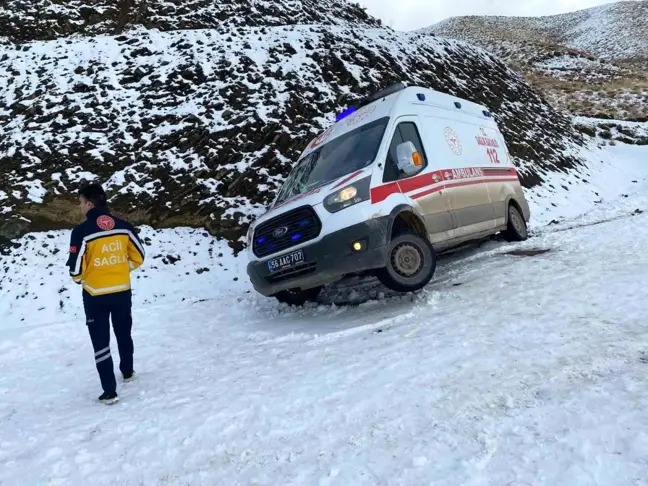 Siirt'te Yoğun Kar Yağışı Mahsur Kalan Ambulansı Kurtardı