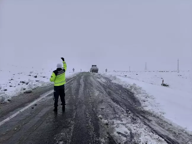 Afyonkarahisar'da Kar Yağışı Trafiği Olumsuz Etkiliyor