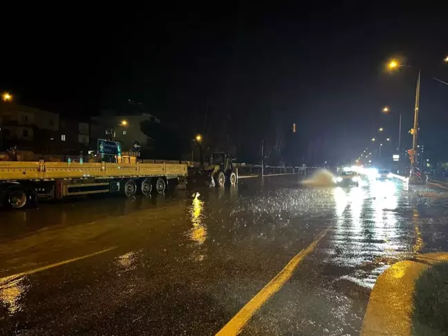 Aydın'da Sağanak Yağış Yolu Göle Döndürdü