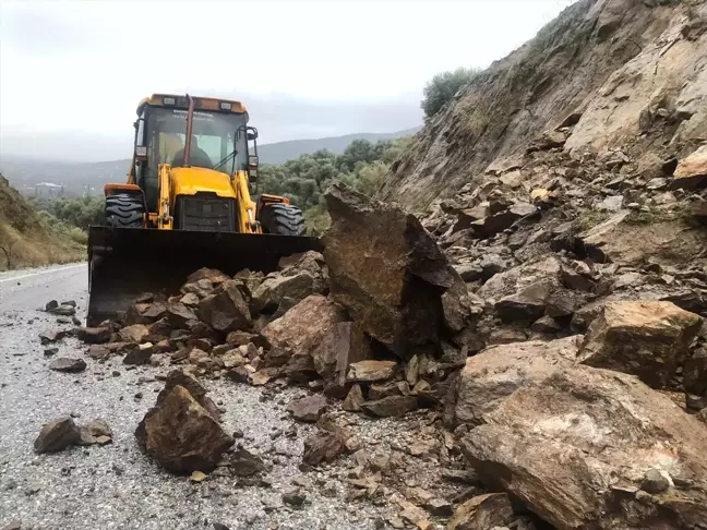 Ödemiş'te Sağanak Nedeniyle Heyelan, Yol Kapandı