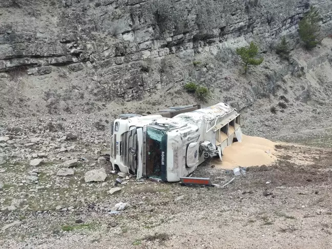 Bolu'da Devrilen Kamyonun Sürücüsü Yaralandı