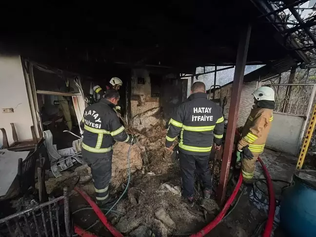 Hatay'da Tek Katlı Evin Çatısında Yangın Çıktı