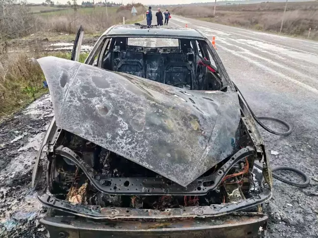 Balıkesir'de Seyir Halindeyken Alev Alan Otomobil Küle Döndü