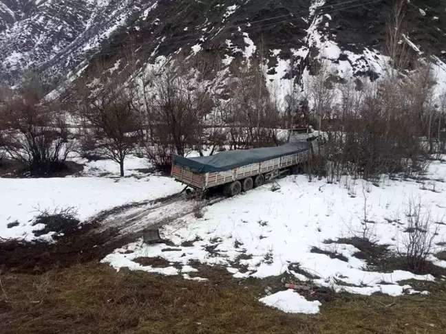 Tunceli'de Şeker Yüklü Tır Şarampole Yuvarlandı