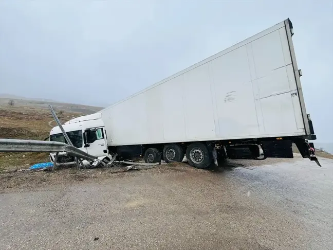 Karabük'te Tırın Şarampole Devrilme Anı Güvenlik Kamerasında