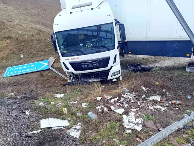 Karabük'te Tır Kazası: Kaygan Yolda Kontrolden Çıktı