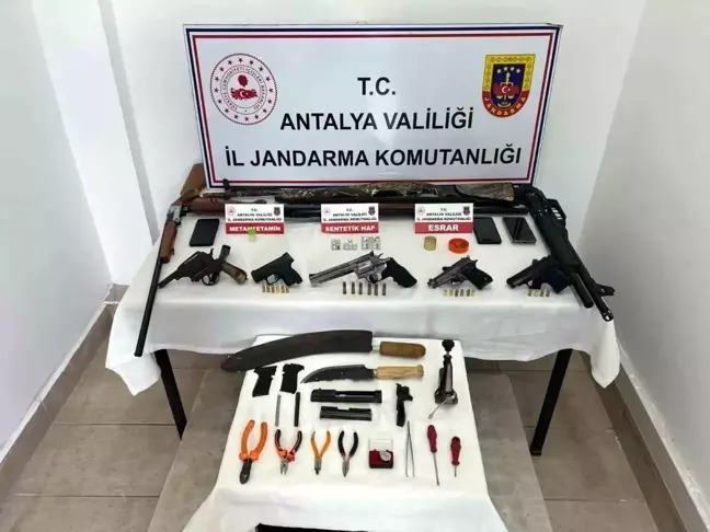 Antalya'nın Kepez İlçesinde Ruhsatsız Silah ve Uyuşturucu Operasyonu