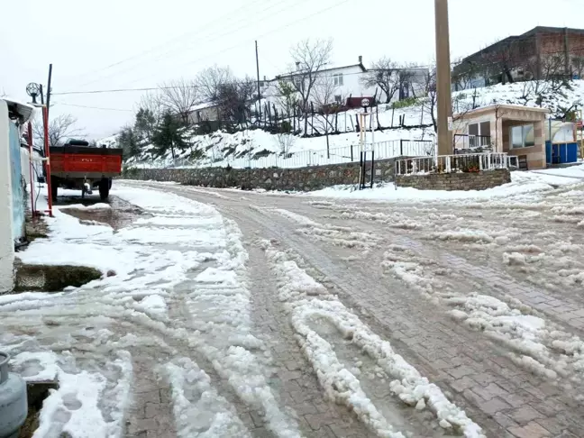 Çanakkale'de Kar Yağışıyla Birlikte Yolu Kapanan Köy Yok