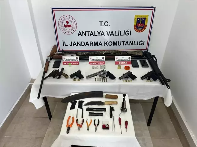 Antalya'da Ruhsatsız Silah ve Uyuşturucu Operasyonu