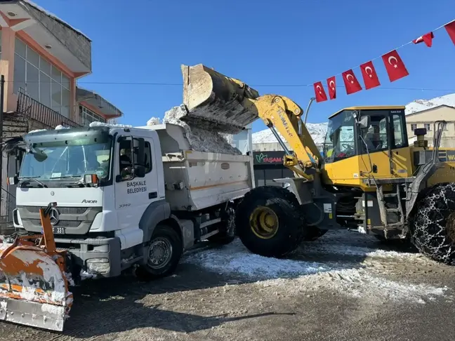 Başkale'de Karla Mücadele Çalışmaları Devam Ediyor