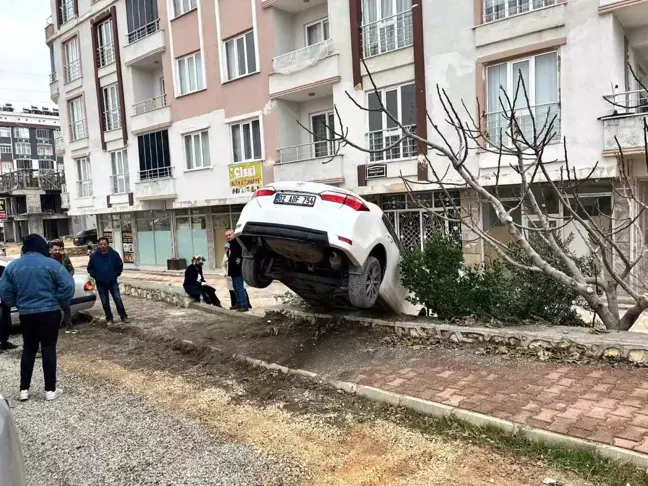 Adıyaman'da Otomobil Apartman Boşluğuna Düştü