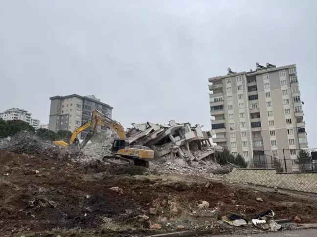 Kahramanmaraş'ta Depremzedelerin İhtiyaçları İçin Yıkımlar Devam Ediyor