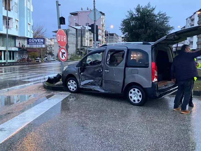 Antalya'da Ticari Araç ile Minibüs Kavşakta Çarpıştı