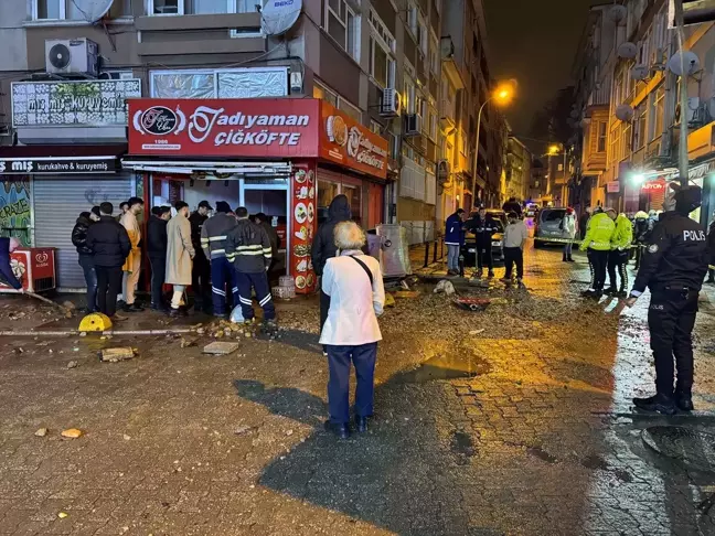 Kadıköy'de Su Şebekesi Patladı, Bina Tahliye Edildi