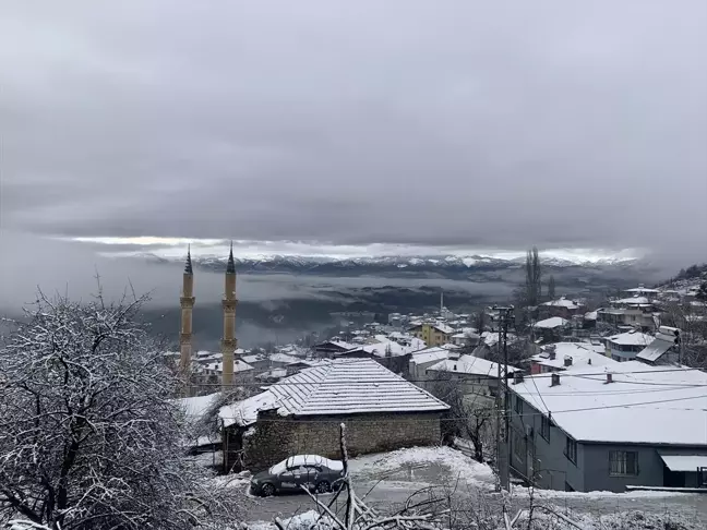 Aladağ'da Yoğun Kar Yağışı Etkili Oluyor