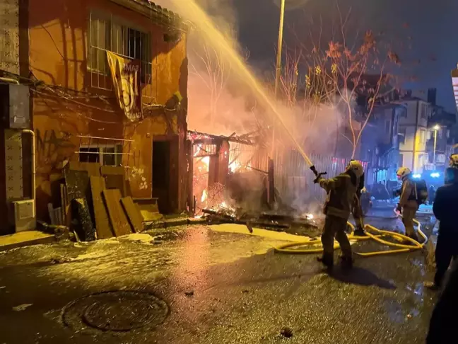 Beyoğlu'nda Üç Katlı Metruk Binada Yangın Çıktı