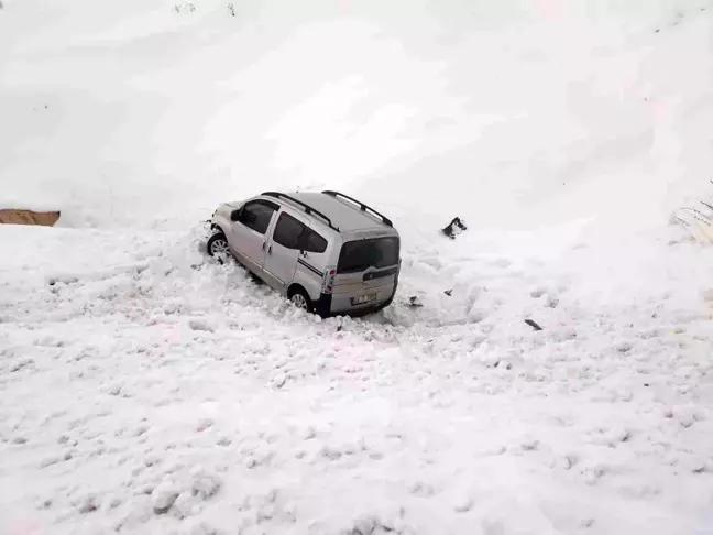 Bingöl'de Hafif Ticari Araç Şarampole Yuvarlandı: 3 Yaralı