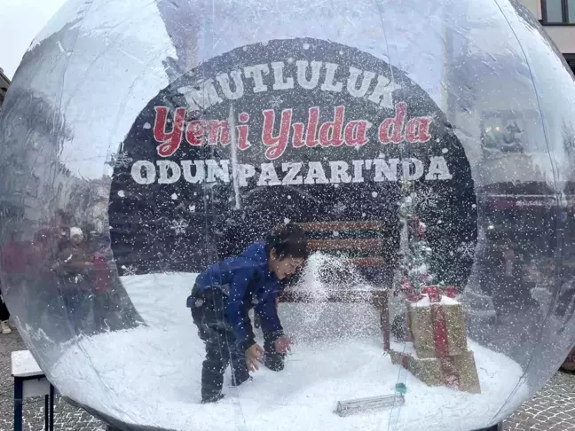 Eskişehir'de Yılbaşı Etkinlikleri: Kar Küresi Çocukları Büyüledi