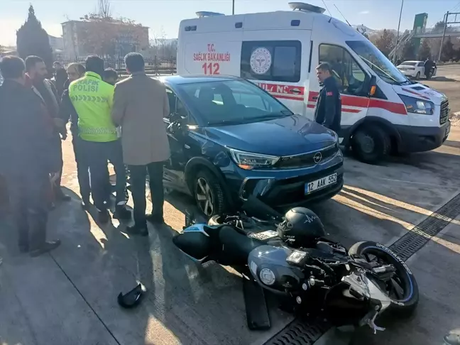 Bingöl'de Motosiklet ve Otomobil Çarpıştı: 3 Yaralı