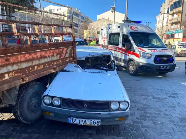 Çanakkale'de Otomobil Kamyonete Çarptı, Sürücü Yaralandı