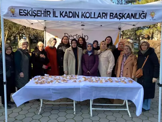 AK Parti Kadın Kolları Regaip Kandili'nde Kandil Simidi Dağıttı