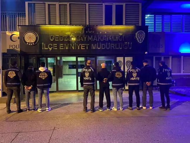 Kocaeli'de Akaryakıt Gaspı: Sürücü Bıçaklandı, Zanlılar Yakalandı