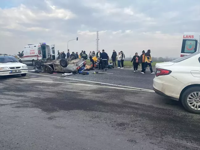 Manisa'da Otomobil Minibüse Çarpıp Devrildi: 3 Yaralı