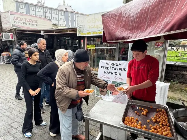 Ferdi Tayfur İçin Lokma Dağıtıldı