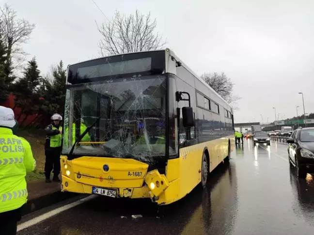 Yağmur sonrası kaygan yolda İETT otobüsü kaza yaptı