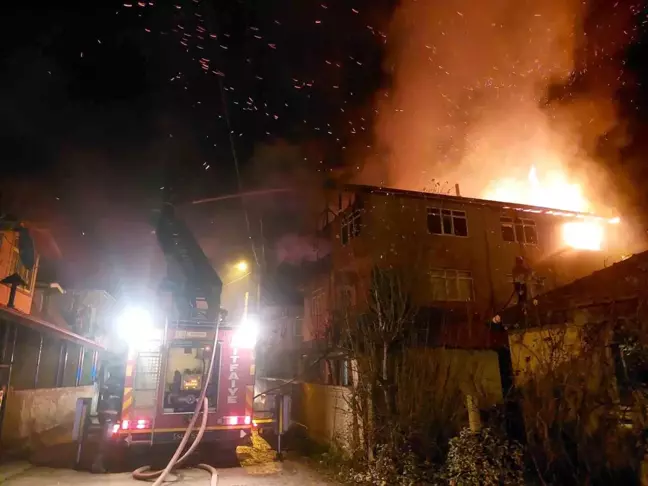 Sakarya'da 3 Katlı Bina Yangını: Mahalleli Sokağa Döküldü