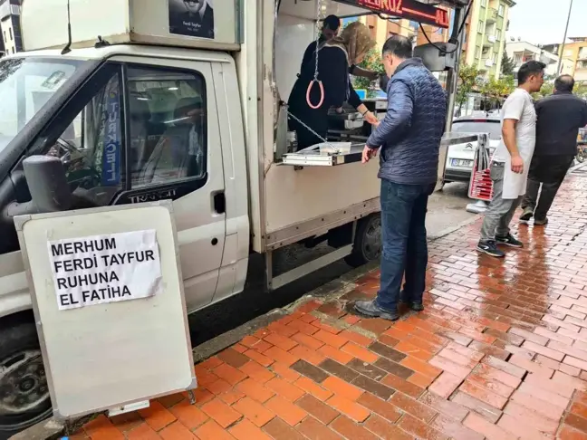 Kuşadası'nda Ferdi Tayfur İçin Bin Kişilik Lokma Dağıtıldı