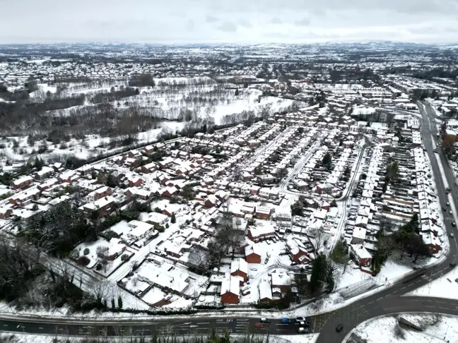 İngiltere ve İrlanda'da Şiddetli Hava Koşulları: Uyarılar ve Trafik Aksamaları