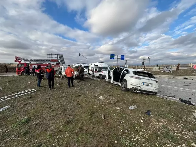 Kırklareli'nde Otomobil-Kamyonet Çarpışması: 1 Ölü, 6 Yaralı